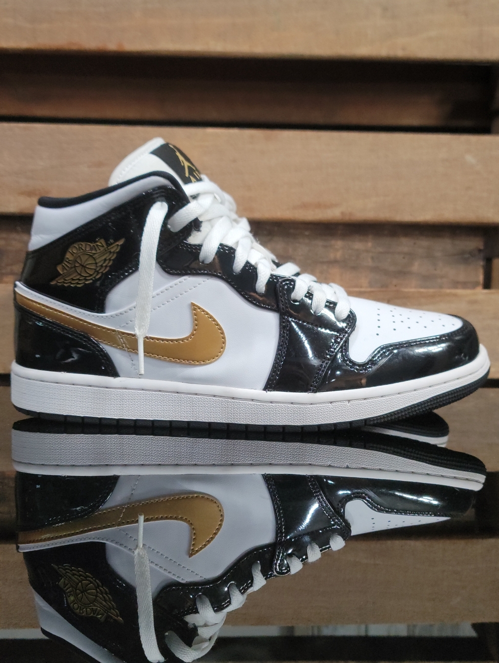 Nike Air Jordan 1 Mid SE "Patent Black White Gold" Mens 9 Ships Today - Picture 2 of 16